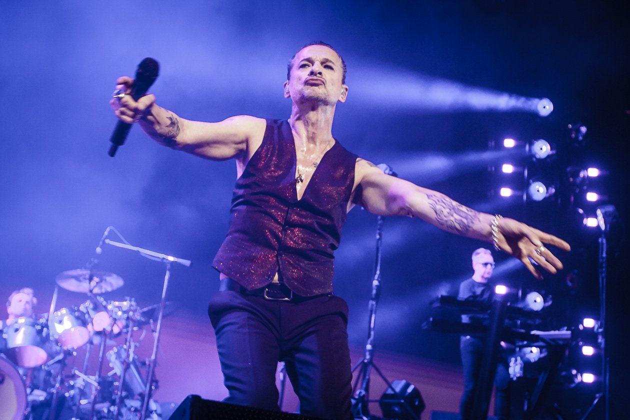 Depeche Mode – Doch die Masse steht auf die Hits, die Gahan intoniert