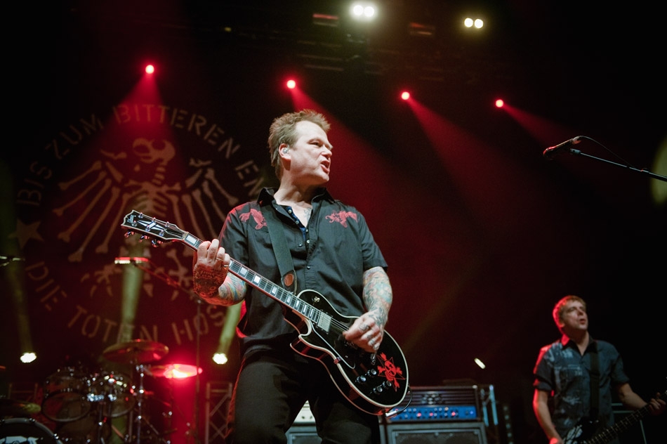 Die Toten Hosen – So intim rocken die Düsseldorfer selten. – Andi an der Gitarre.