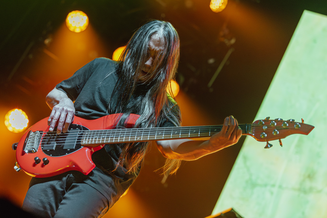 Dream Theater – Das Deutschland-Comeback der Prog-Metal-Größen mit Mike Portnoy an den Drums. – John Myung.