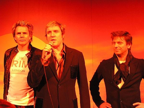 Duran Duran – Die Pop-Opas, gut aufgelegt und pünktlich zum Comeback, auf der Berliner Popkomm 2004. – Basser John Taylor, Simon und Roger