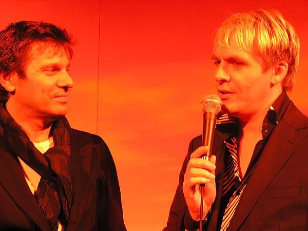 Die Pop-Opas, gut aufgelegt und pünktlich zum Comeback, auf der Berliner Popkomm 2004. – Grund des Besuchs: Werbung für das neue Duran Duran-Album "Astronaut"