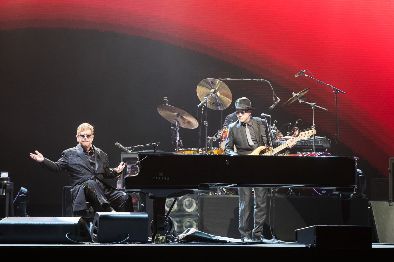 Elton John – Elton mit Band.