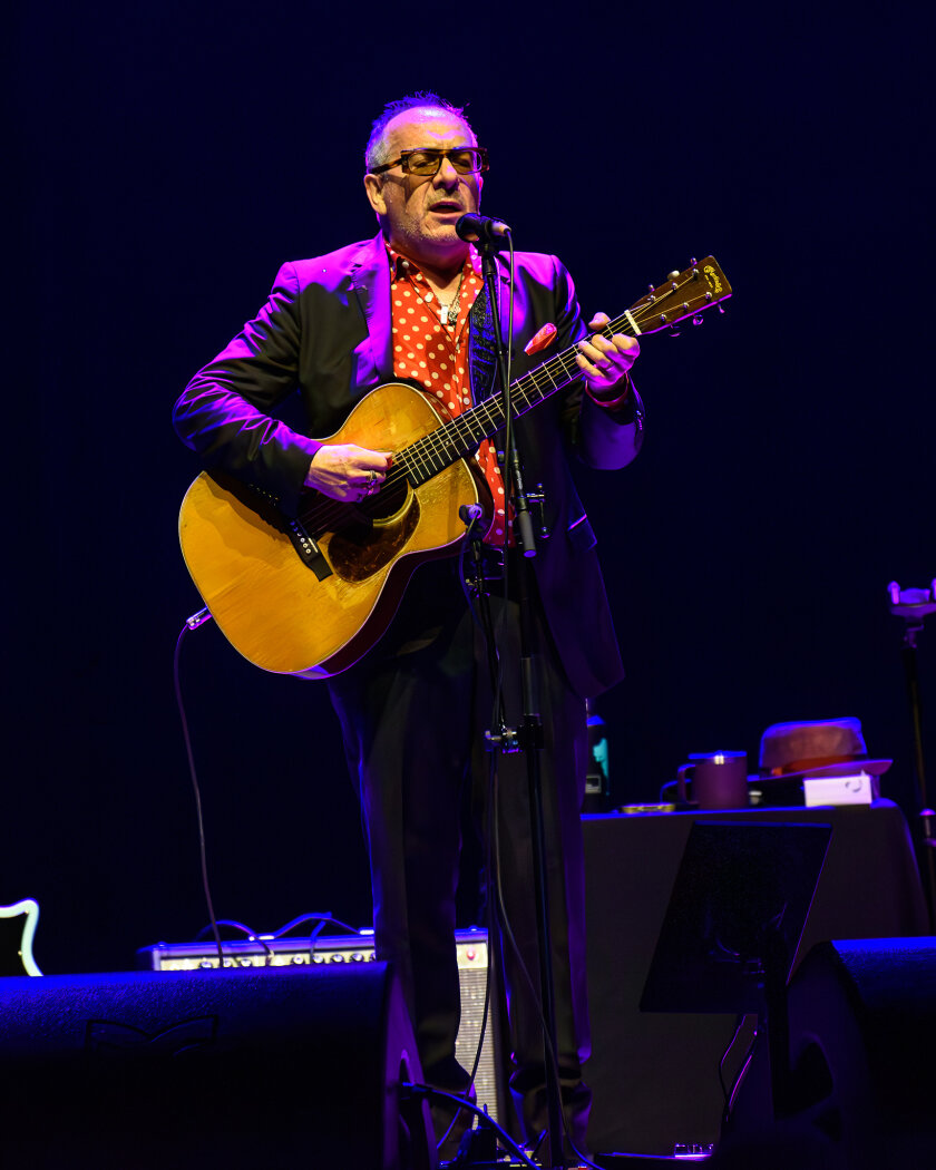 Mit Langzeitkollaborateur und Pianist Steve Nieve auf Tour. – Elvis Costello.
