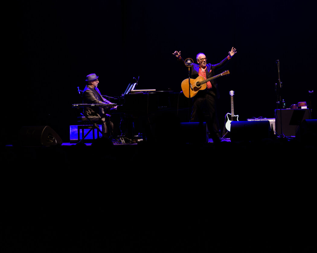 Elvis Costello – Mit Langzeitkollaborateur und Pianist Steve Nieve auf Tour. – Seit fast einem halben Jahrhundert gemeinsam auf der Bühne.