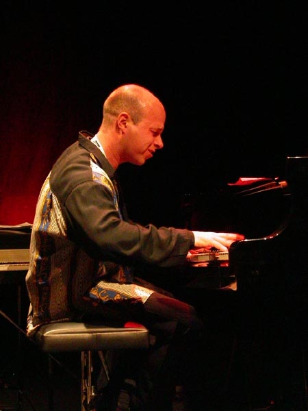 Enders Room bittet beim hervorragenden Zürcher "Jazz No Jazz"-Festival zum Tanztee. – Piano: Jan Eschke