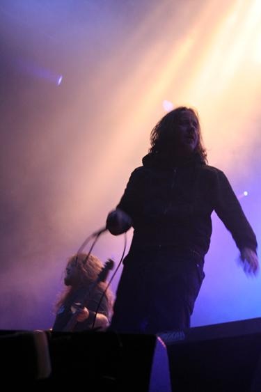Fear Factory – Bräuchten auf der Bühne fast ne Taschenlampe. – 