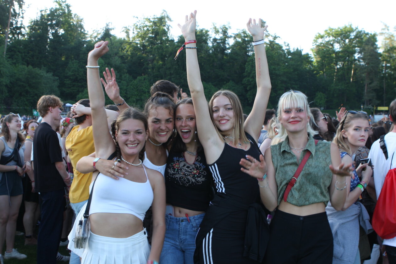 Sommer, Sonne, Party im Bodenseestadion mit Kraftkluv, AnnenMayKantereit, Juju, Provinz, Faber u.a. – Und den Girls.