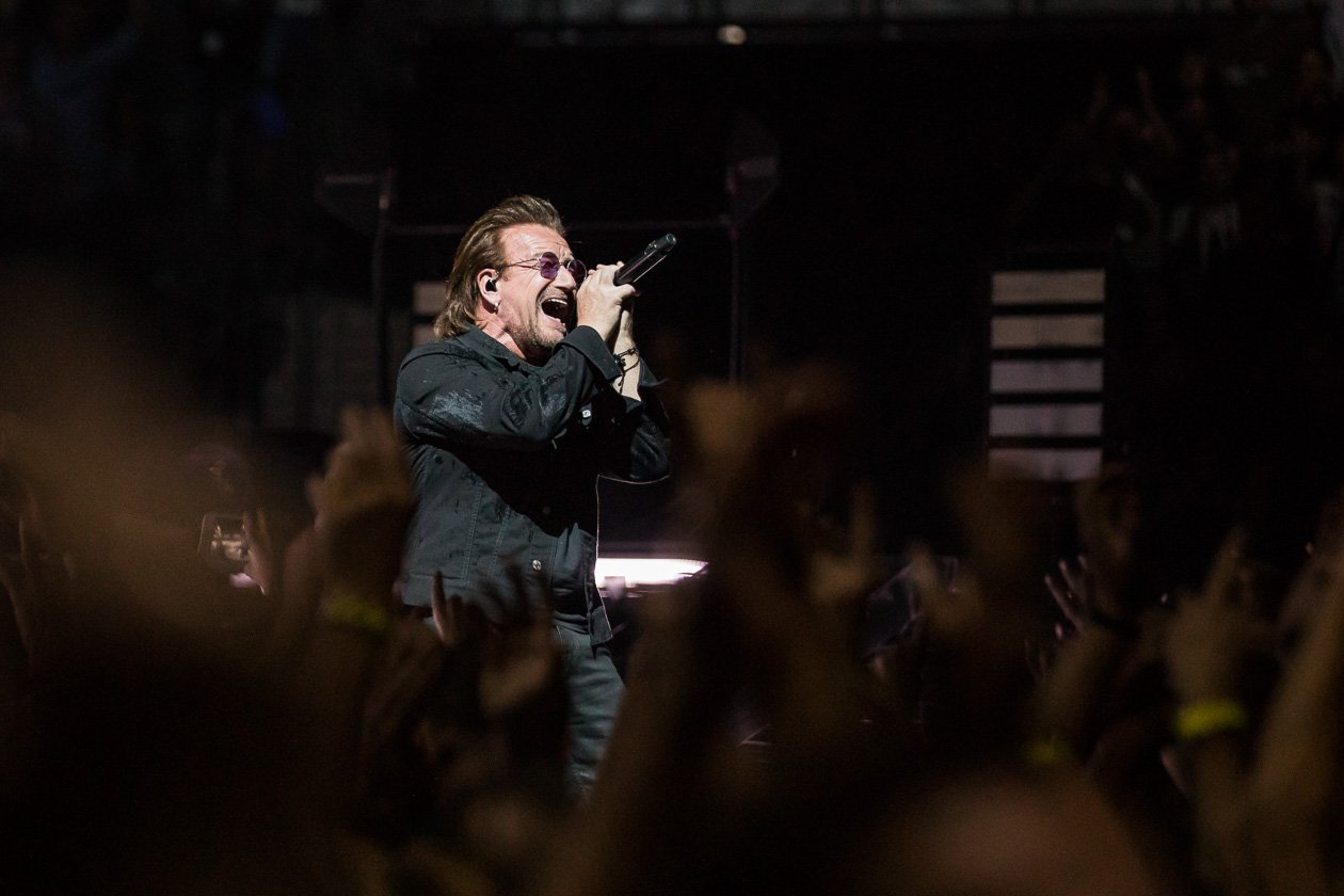 laut.de vor (und manchmal auch auf) den Bühnen. – Bono.