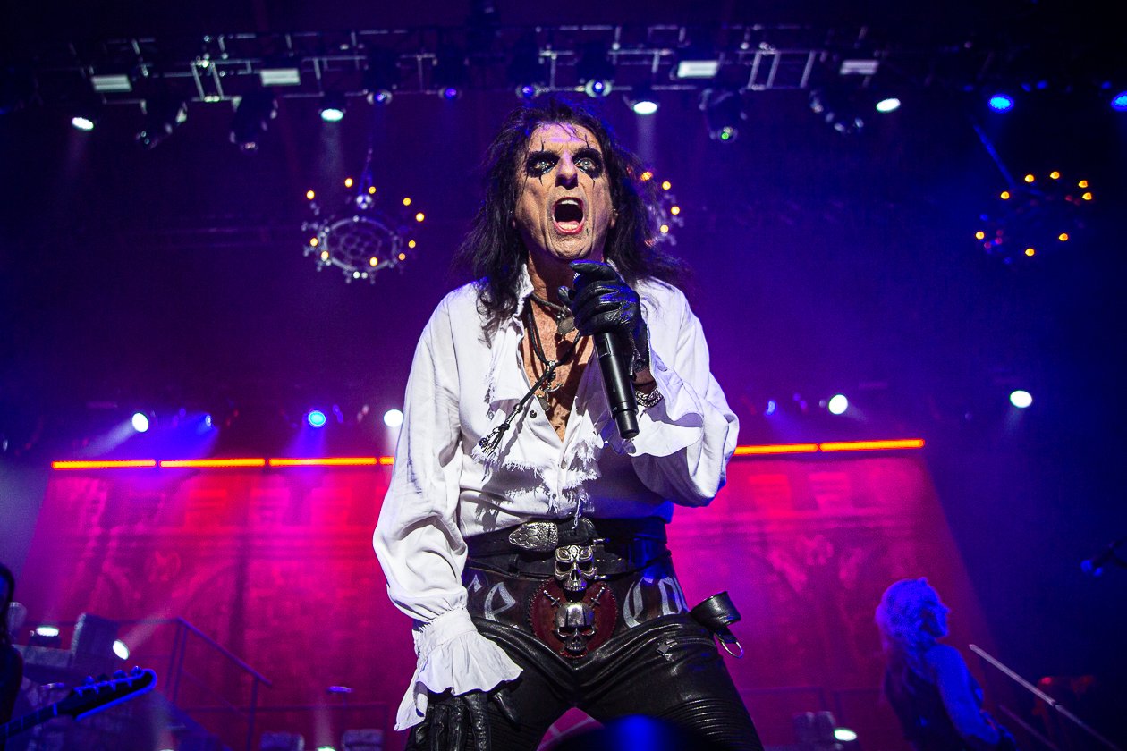 Nirgends pulsiert das Leben mehr als vor und auf der Bühne! – Alice Cooper.