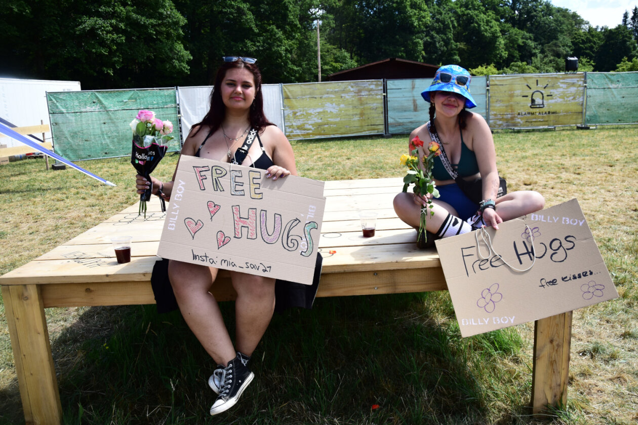 Die Sonne brennt erbarmungslos, und die Party rollt! – Free hugs.