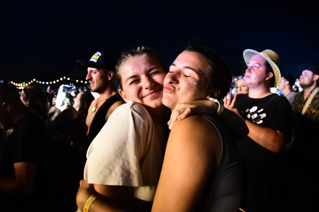 Die Sonne brennt erbarmungslos, und die Party rollt! – Happiness ist so schön.