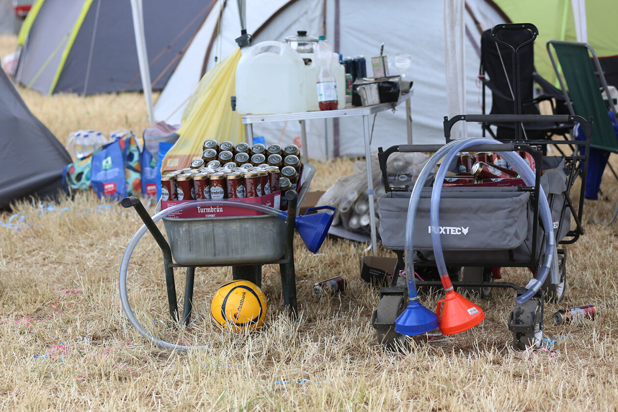 Willkommene Auszeit: 78.000 Fans feiern auf dem Eichenring. – Equipment.