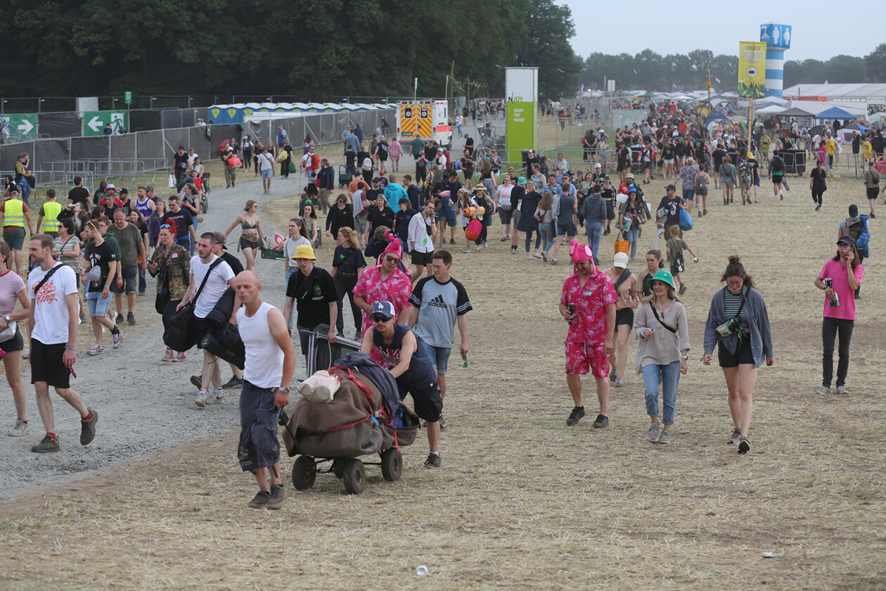 Willkommene Auszeit: 78.000 Fans feiern auf dem Eichenring. – Infield.