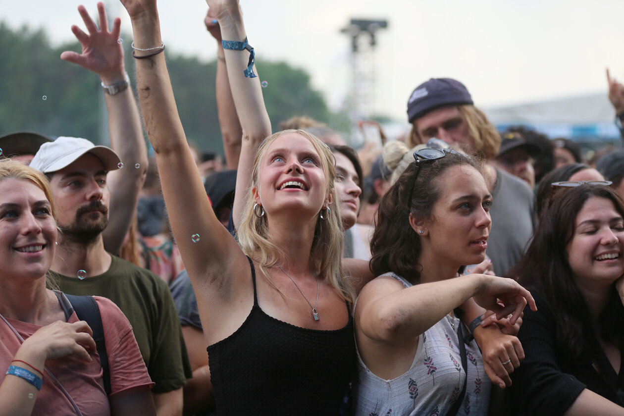 Willkommene Auszeit: 78.000 Fans feiern auf dem Eichenring. – Die Stimmung passt.