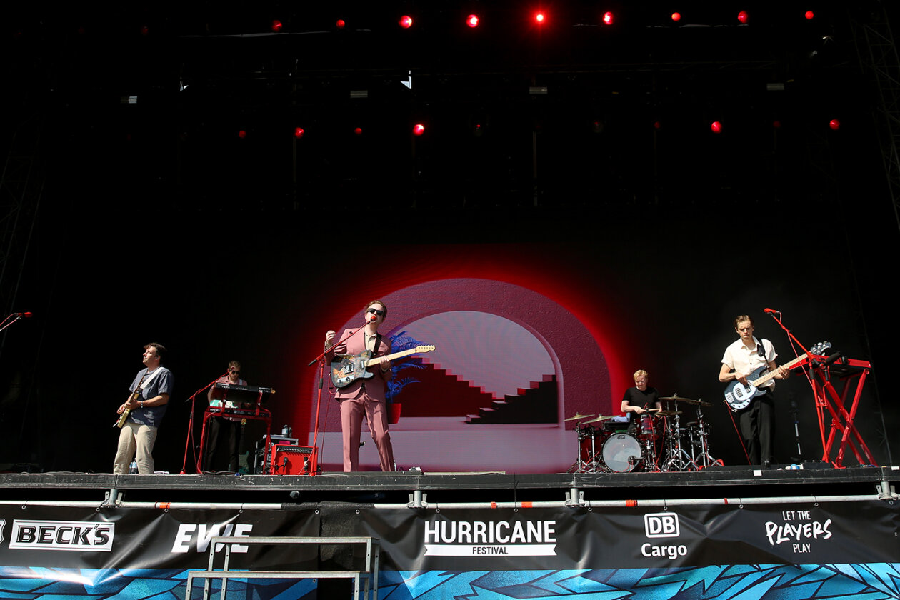 Willkommene Auszeit: 78.000 Fans feiern auf dem Eichenring. – Two Door Cinema Club.