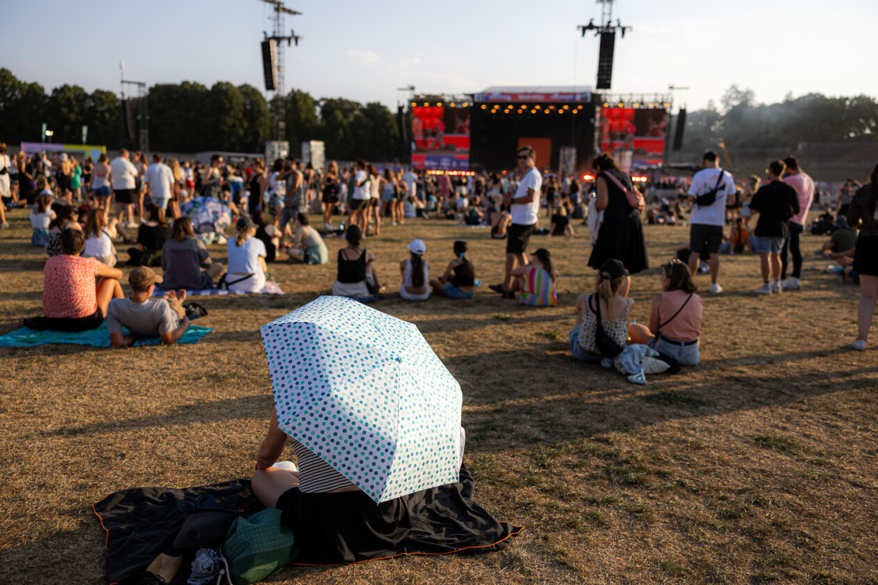 Der Sommer gibt dem feierwütigen Publikum noch mal alles. – Bei 30 Grad immer vor der Sonne schützen!