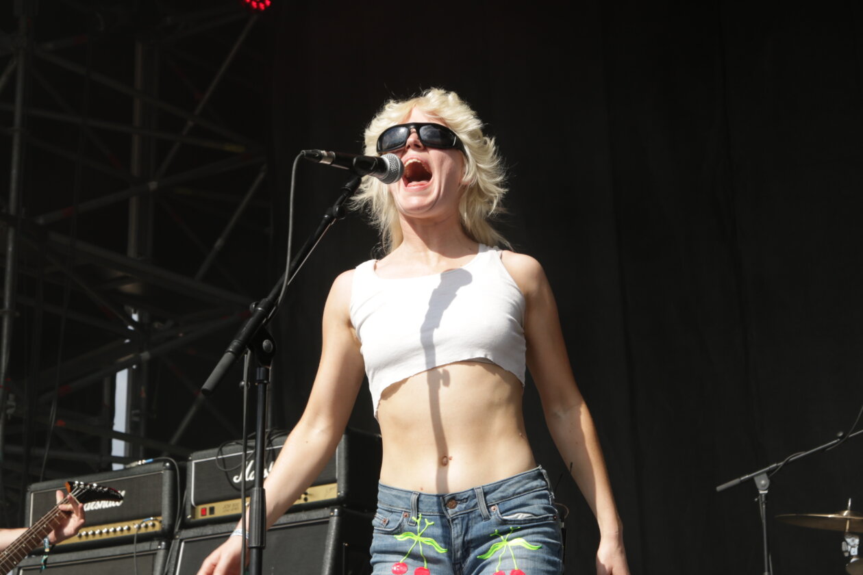 Endlich wieder Festival, endlich wieder Maifeld Derby. Und die Sonne brennt aufs Maimarkt-Gelände. – Amy And The Sniffers.