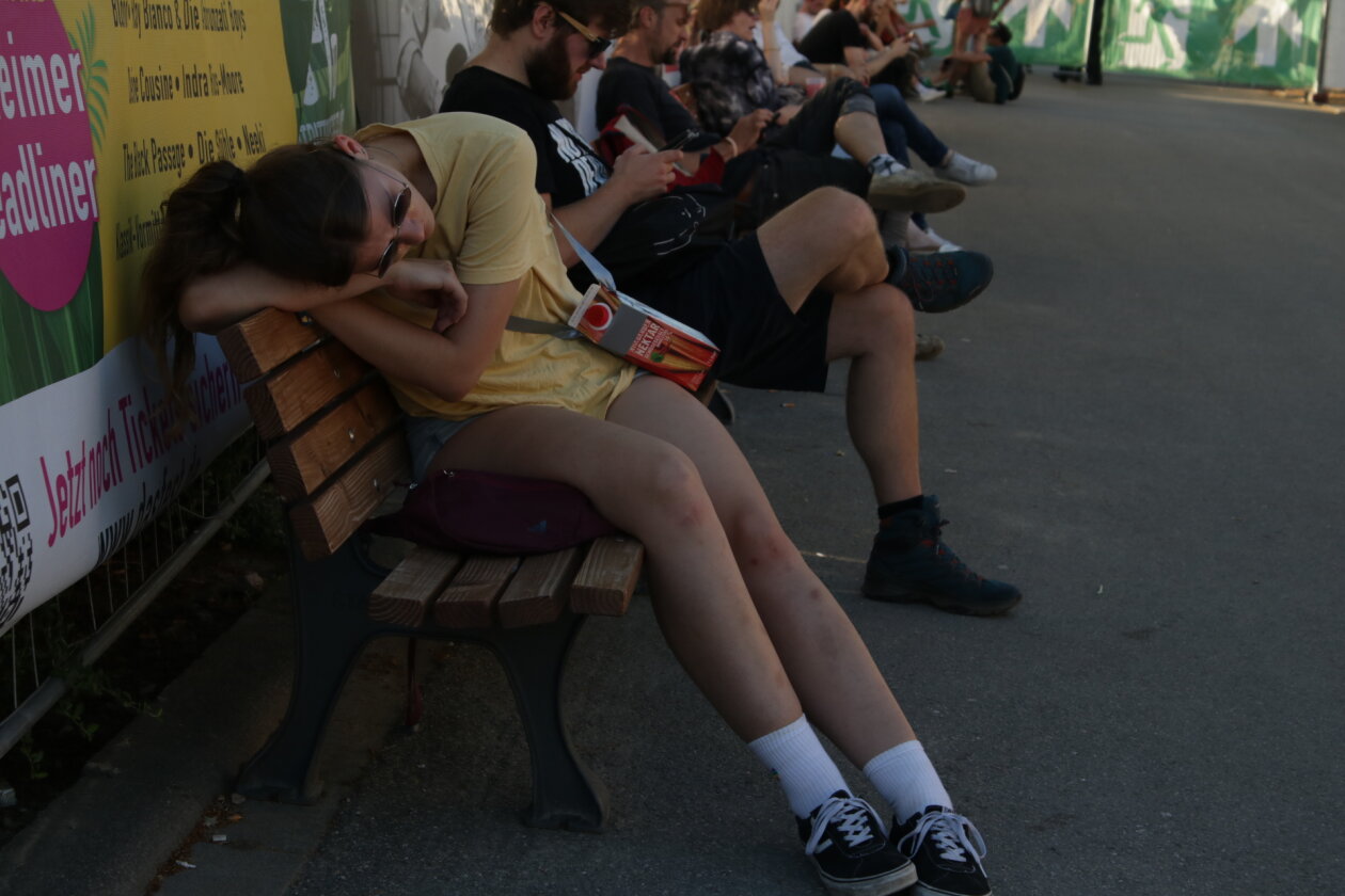 Endlich wieder Festival, endlich wieder Maifeld Derby. Und die Sonne brennt aufs Maimarkt-Gelände. – Festival strengt an.