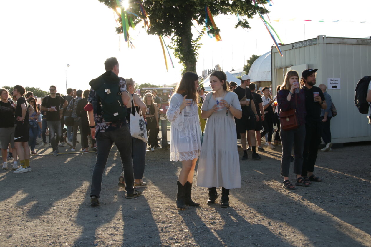 Endlich wieder Festival, endlich wieder Maifeld Derby. Und die Sonne brennt aufs Maimarkt-Gelände. – Ganz in weiß.