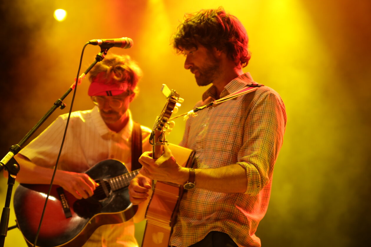 Endlich wieder Festival, endlich wieder Maifeld Derby. Und die Sonne brennt aufs Maimarkt-Gelände. – Gelb und akustisch. Kings of Convenience.