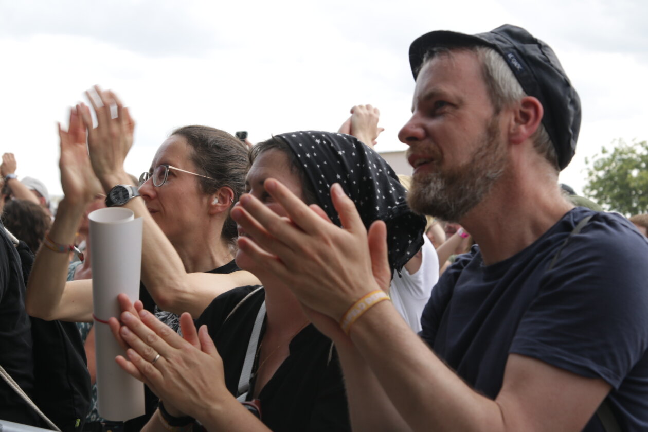 Endlich wieder Festival, endlich wieder Maifeld Derby. Und die Sonne brennt aufs Maimarkt-Gelände. – ... und ihr auch