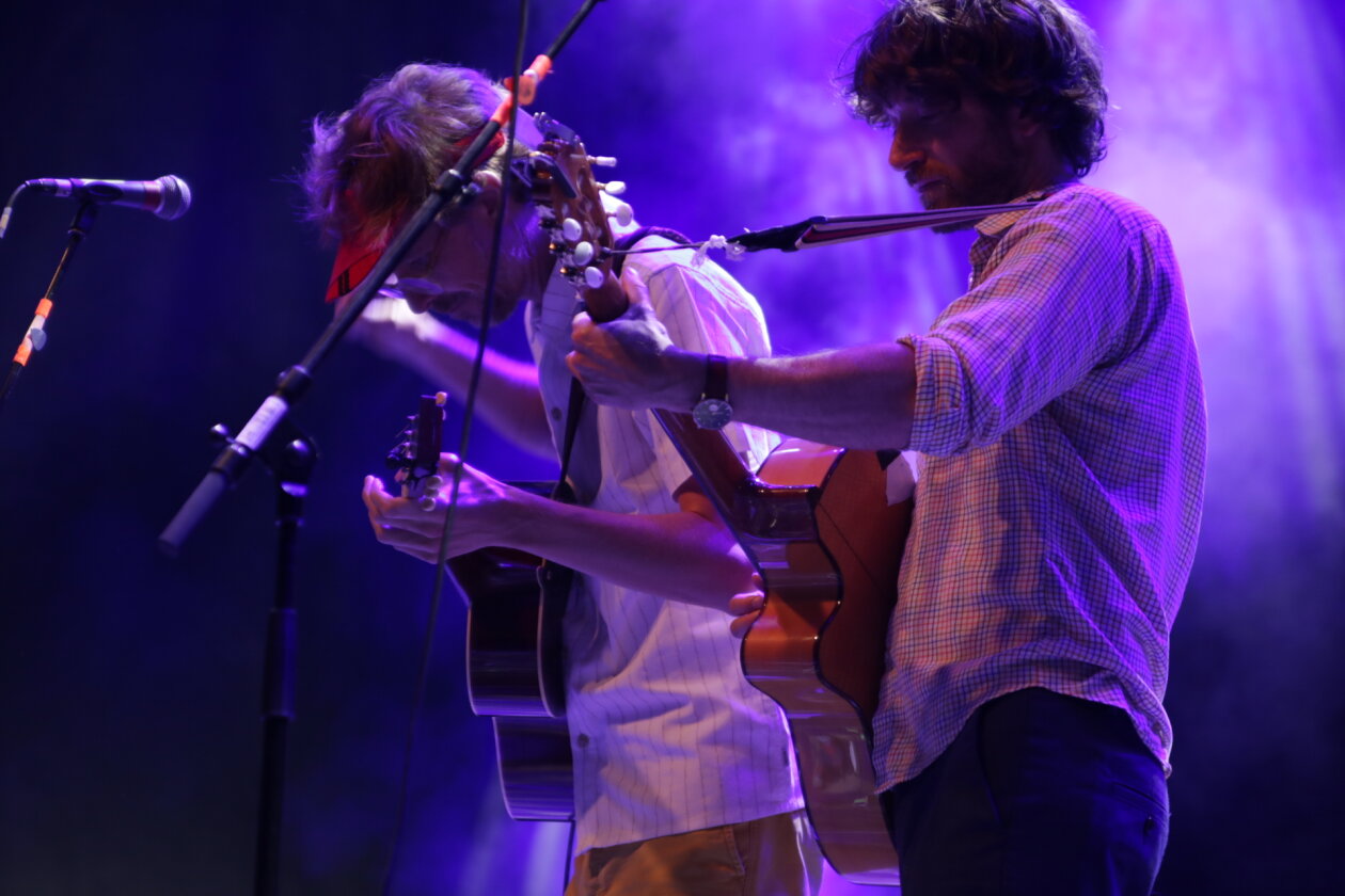 Endlich wieder Festival, endlich wieder Maifeld Derby. Und die Sonne brennt aufs Maimarkt-Gelände. – Im Duett. Kings of Convenience.