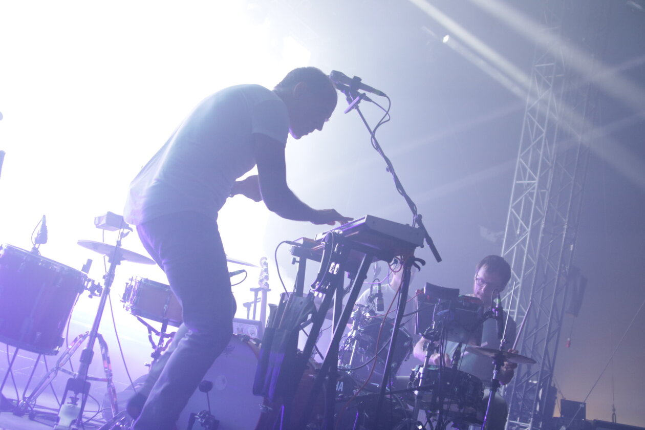 Endlich wieder Festival, endlich wieder Maifeld Derby. Und die Sonne brennt aufs Maimarkt-Gelände. – In Trance. Caribou.