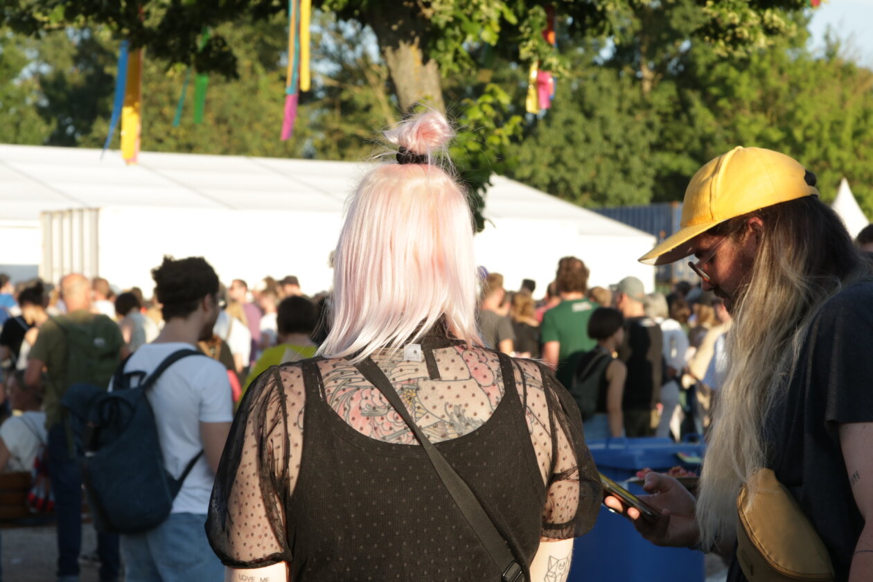 Endlich wieder Festival, endlich wieder Maifeld Derby. Und die Sonne brennt aufs Maimarkt-Gelände. – Lady Gaga und Dinosaur Jr. sind auch vor Ort