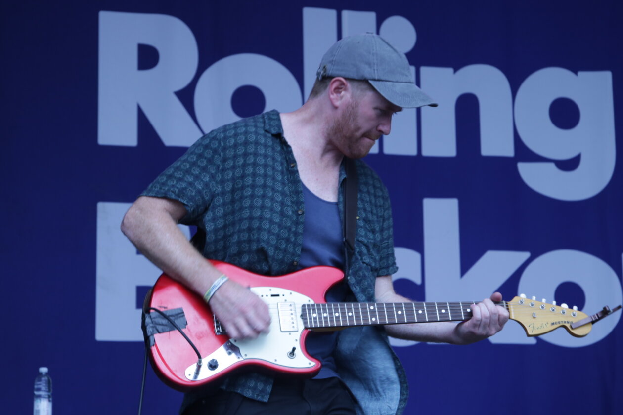 Endlich wieder Festival, endlich wieder Maifeld Derby. Und die Sonne brennt aufs Maimarkt-Gelände. – Rolling Blackouts Coastal Fever.