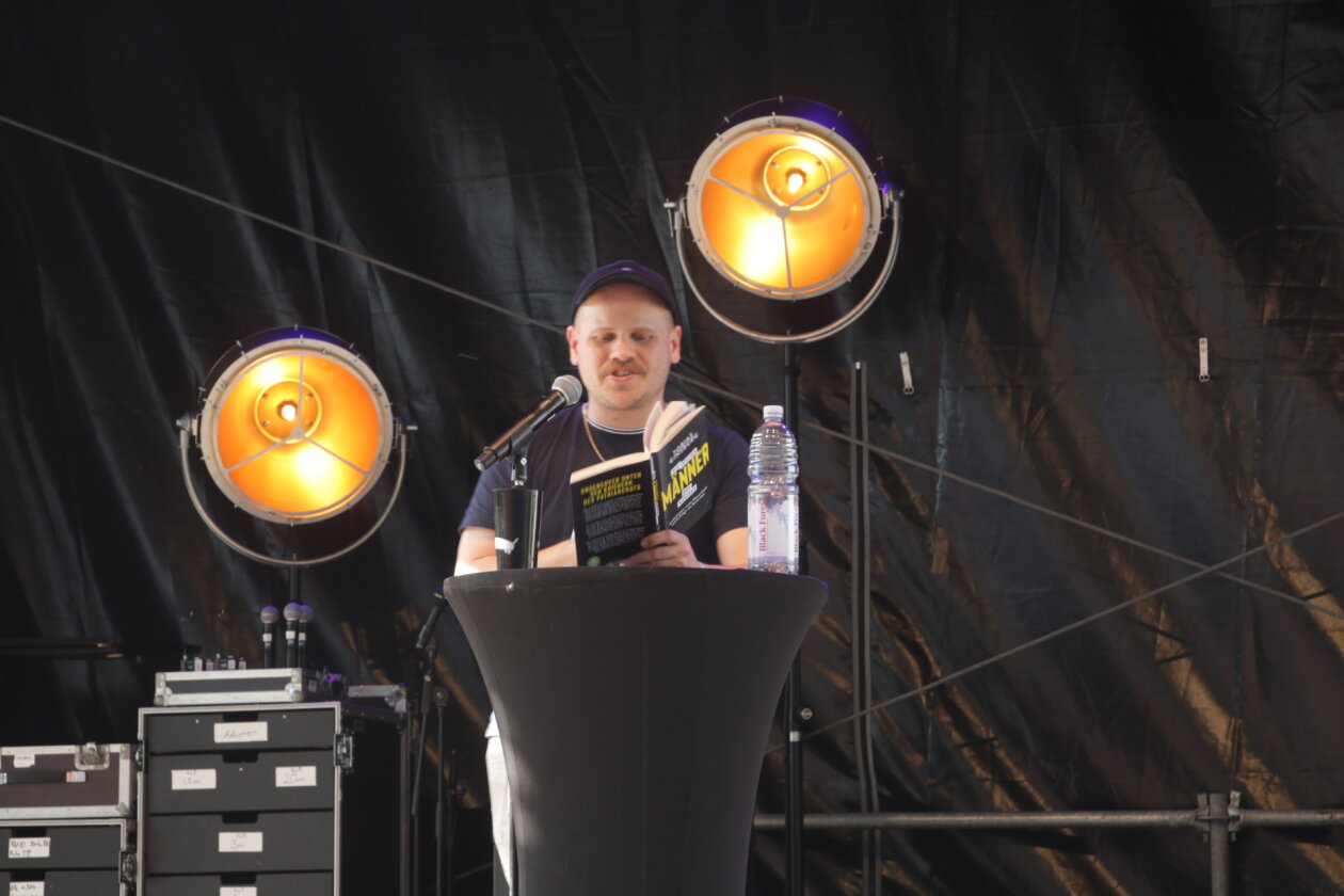 Endlich wieder Festival, endlich wieder Maifeld Derby. Und die Sonne brennt aufs Maimarkt-Gelände. – Tobias Ginsburg gegen rechte Männer.