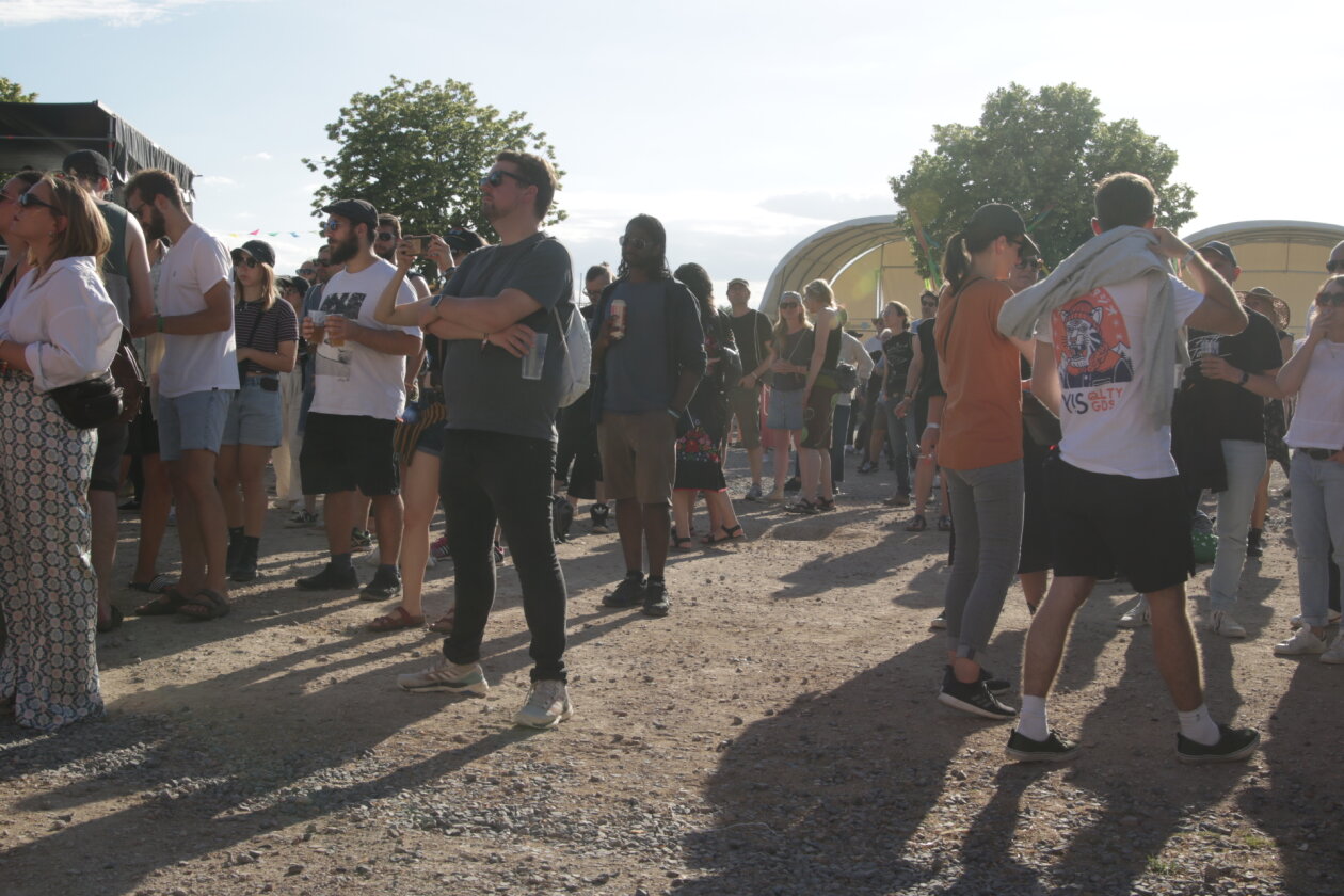 Endlich wieder Festival, endlich wieder Maifeld Derby. Und die Sonne brennt aufs Maimarkt-Gelände. – Maifeld Ultras.