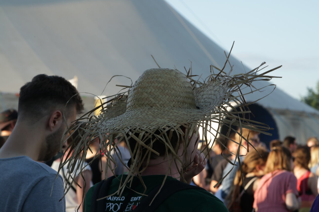 Endlich wieder Festival, endlich wieder Maifeld Derby. Und die Sonne brennt aufs Maimarkt-Gelände. – UV-Schutz muss sein.