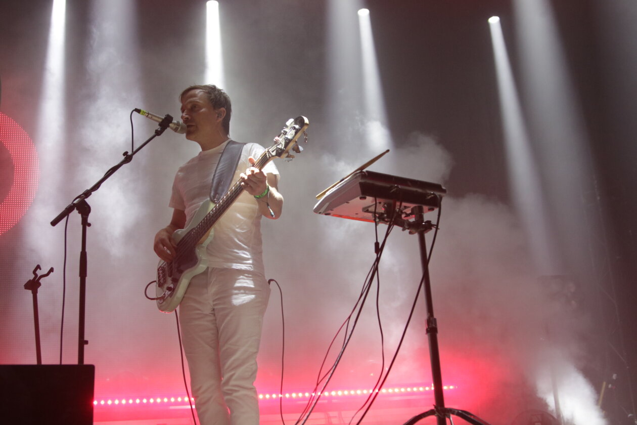 Endlich wieder Festival, endlich wieder Maifeld Derby. Und die Sonne brennt aufs Maimarkt-Gelände. – Wir brauchen Bass. Caribou.