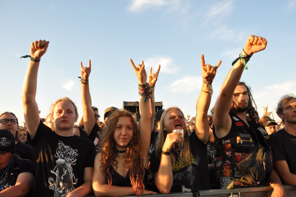 Düster, düster, am düstersten: Mayhem, Cannibal Corpse, Dismember, Alcest, Dark Funeral u.a. beim Extreme Metal-Festival in Thüringen. – Horns soweit das Auge reicht.