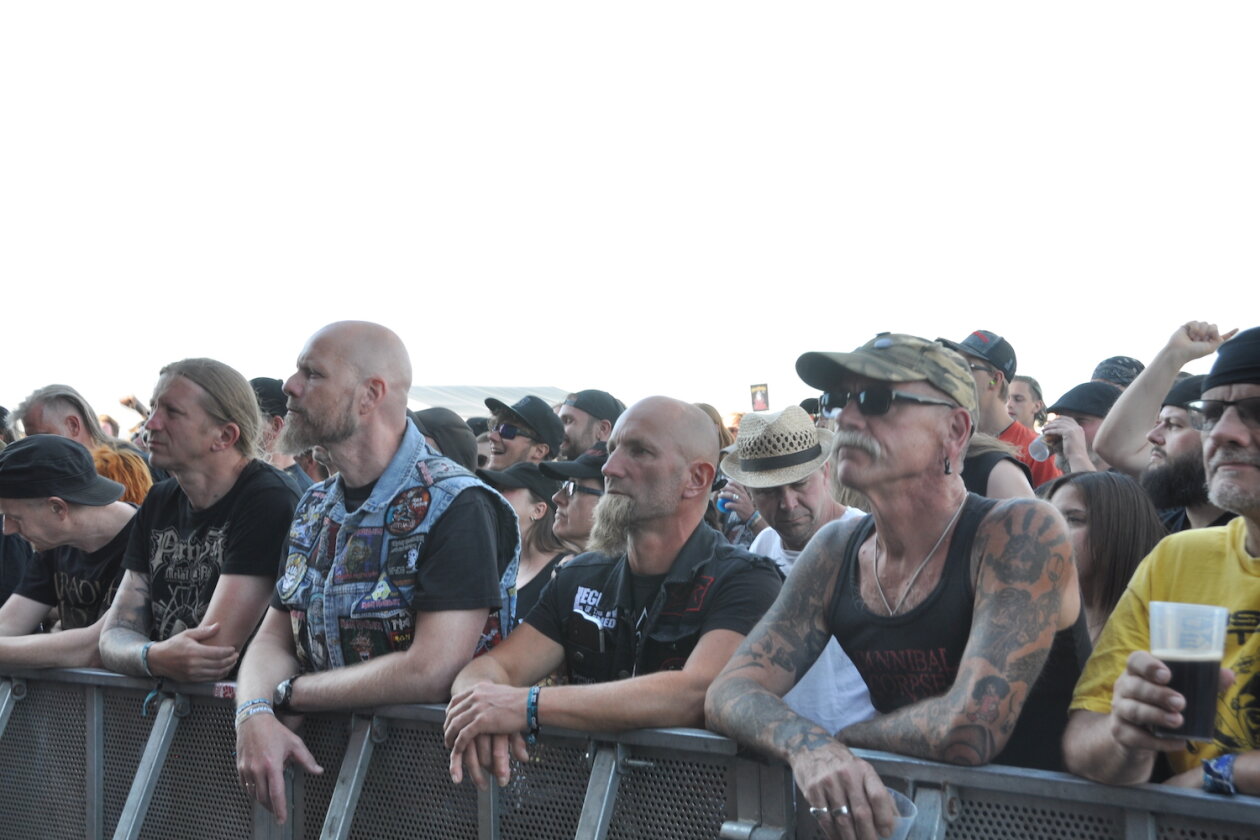 Düster, düster, am düstersten: Mayhem, Cannibal Corpse, Dismember, Alcest, Dark Funeral u.a. beim Extreme Metal-Festival in Thüringen. – Vor der Bühne.