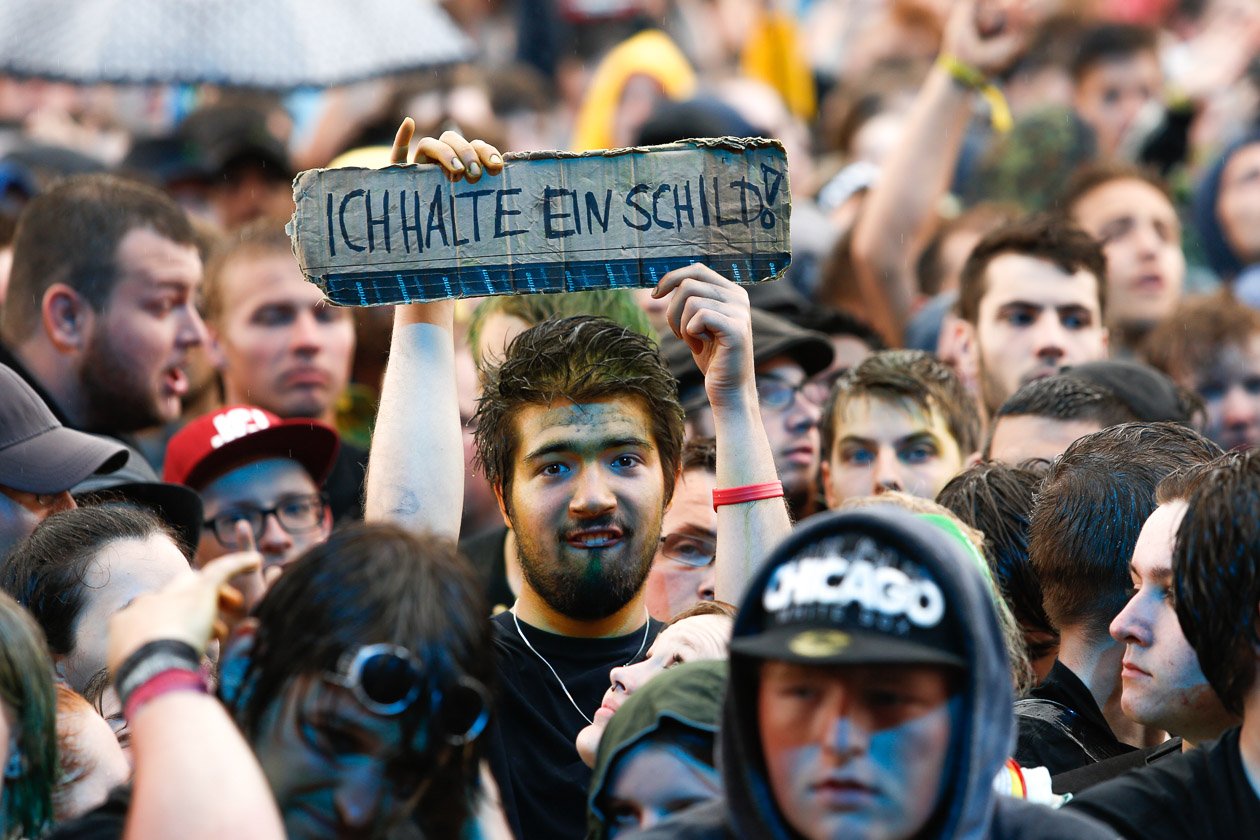 Die Bildergalerie zu Deutschlands größter Rocksause. – Das Wetter ist mies zum Start - aber die Fans sind ganz offensichtlich vorbereitet.