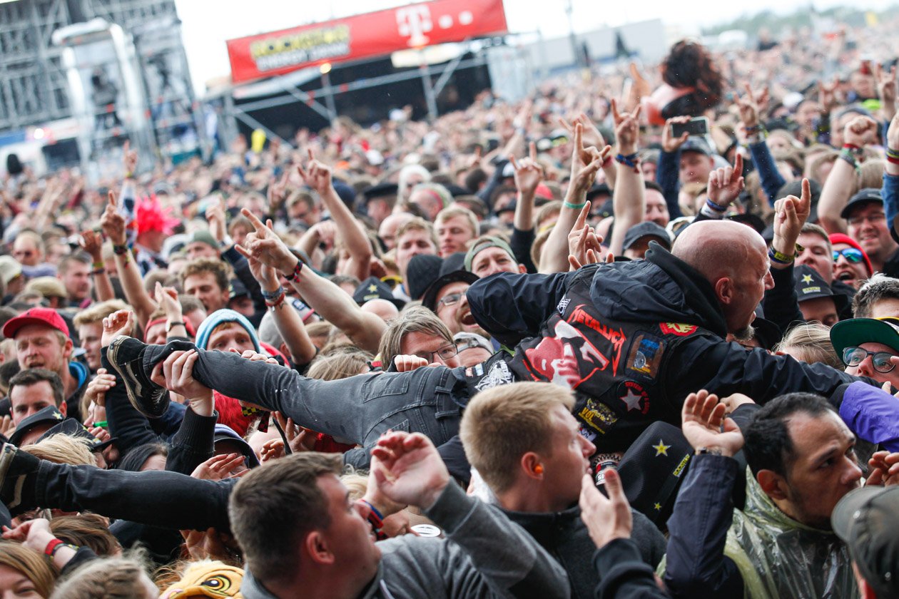 Tool, Die Ärzte, Slipknot, Slayer, Marteria &amp; Casper u.v.a. stürmen den Ring. – Crowdsurfing-Time.