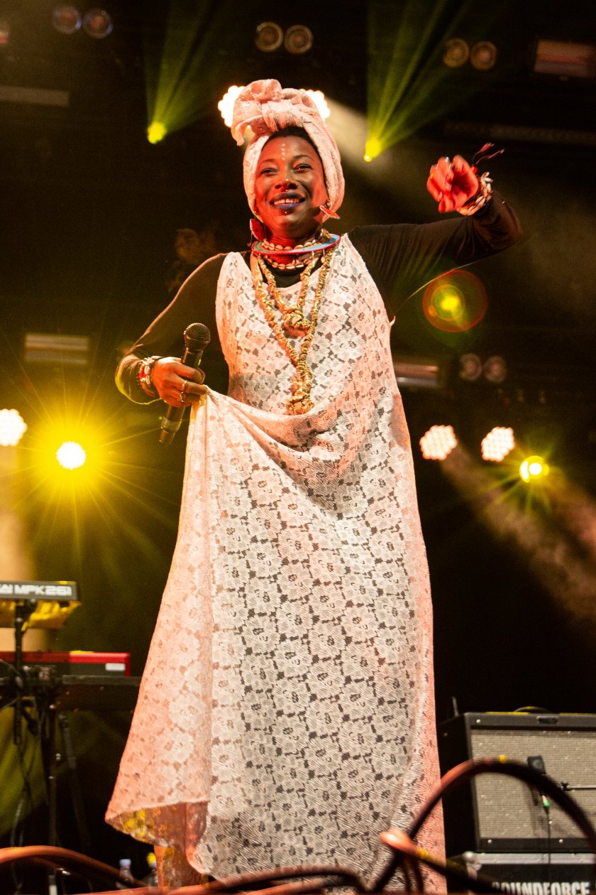 Fotos von einem der größten Festivals Europas - und das bei eisigem Wind Anfang Juli. – Fatoumata Diawara.