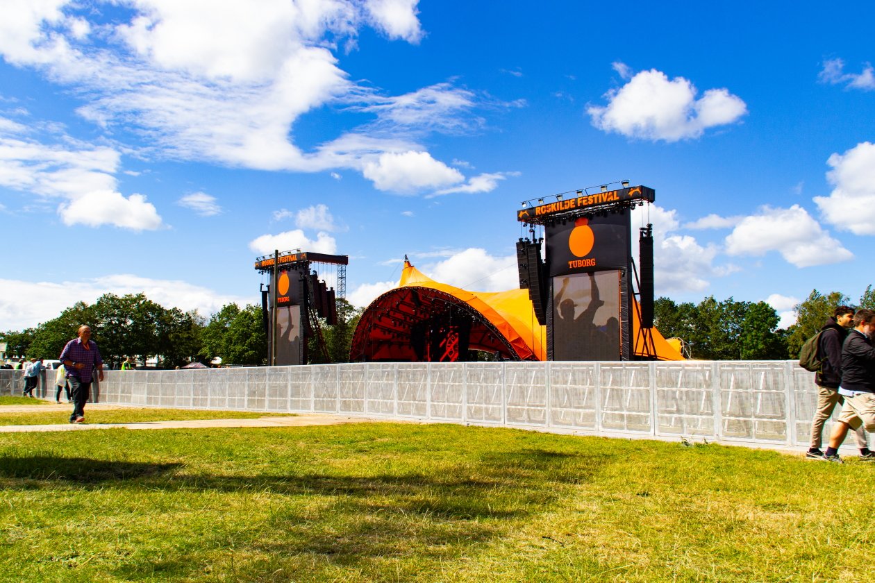 Fotos von einem der größten Festivals Europas - und das bei eisigem Wind Anfang Juli. – Die Orange Stage.