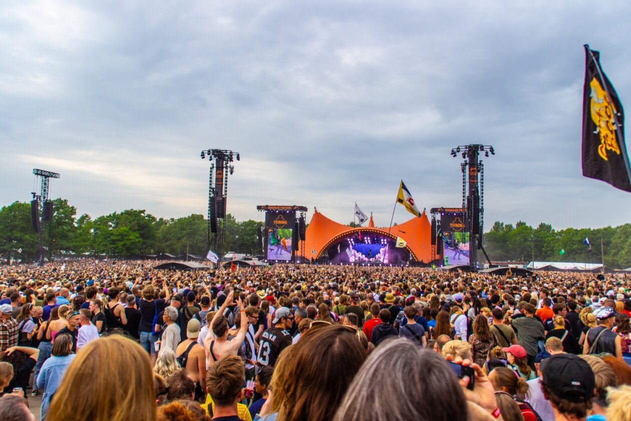 Star-Schaulaufen in Dänemark: Kendrick Lamar, Queens Of The Stone Age, Busta Rhymes, Lil Nas X u.v.a. – Blick auf die Orange Stage am Donnerstag.