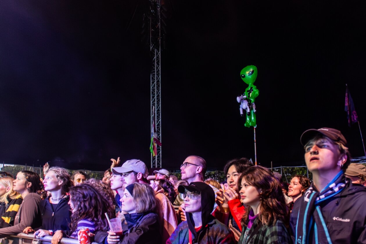 Das Roskilde Festival läuft: Nach den Newcomer:innen-Tagen startet am Mittwoch das Hauptprogramm. – Außerirdische Präsenz.