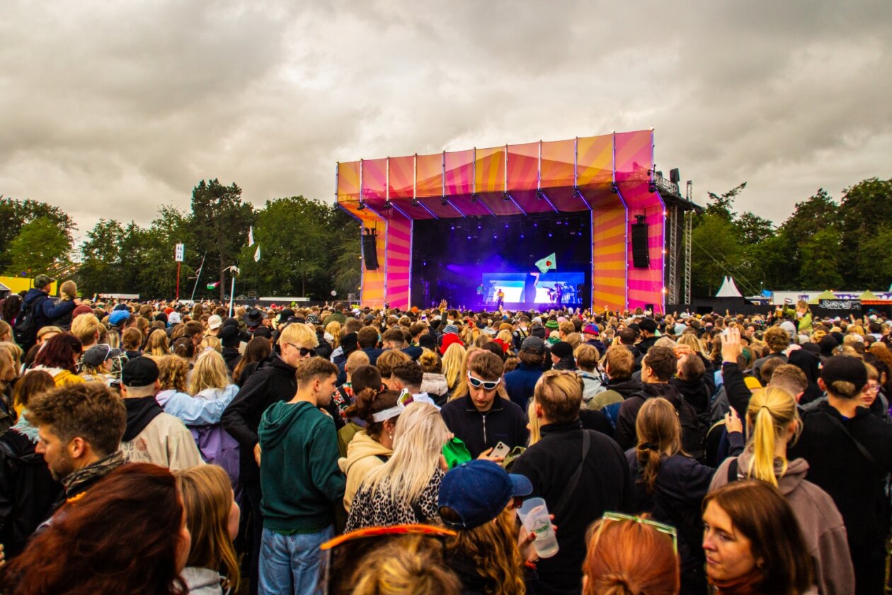 Das Roskilde Festival läuft: Nach den Newcomer:innen-Tagen startet am Mittwoch das Hauptprogramm. – Die EOS-Bühne.