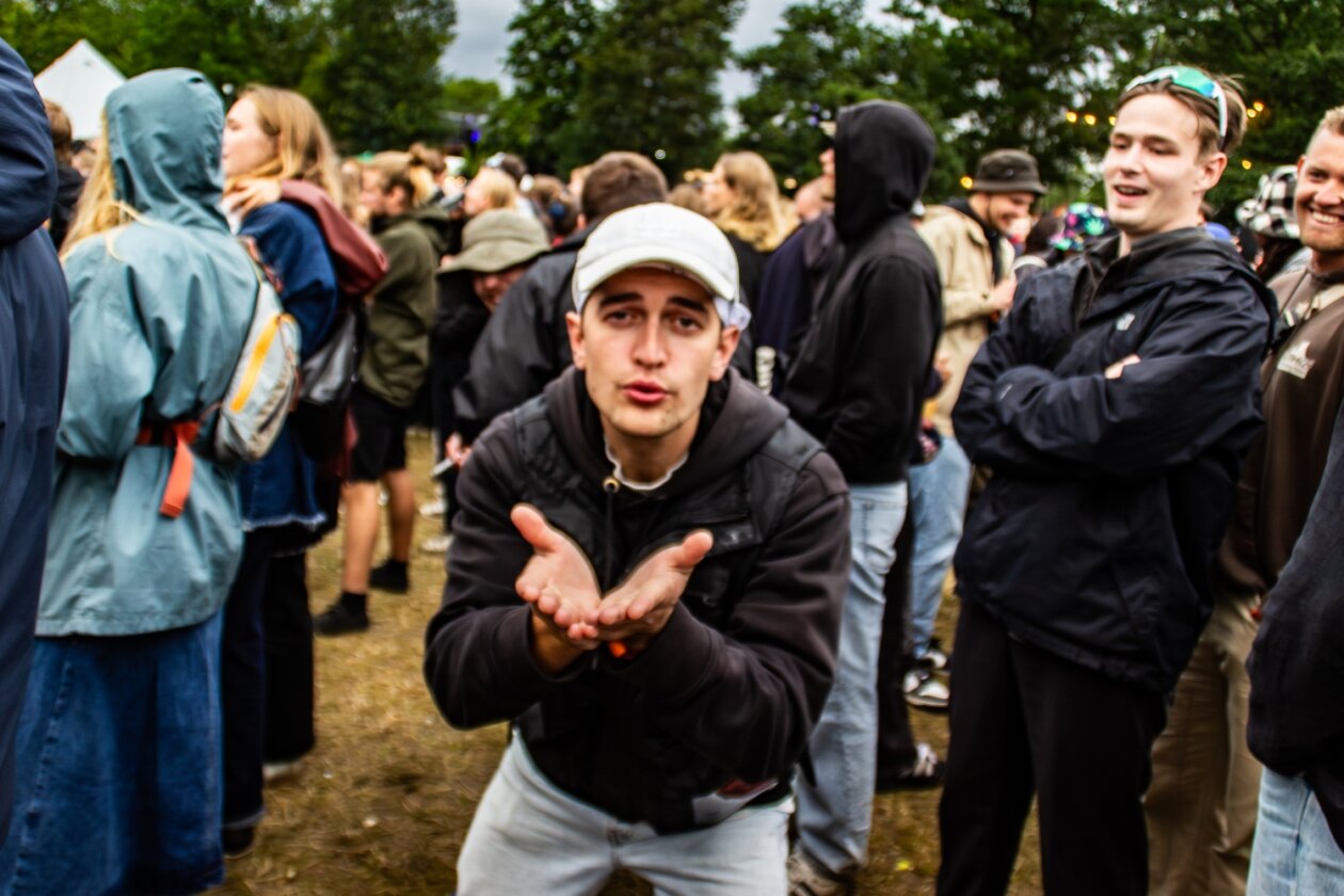 Das Roskilde Festival läuft: Nach den Newcomer:innen-Tagen startet am Mittwoch das Hauptprogramm. – Fokussiert.