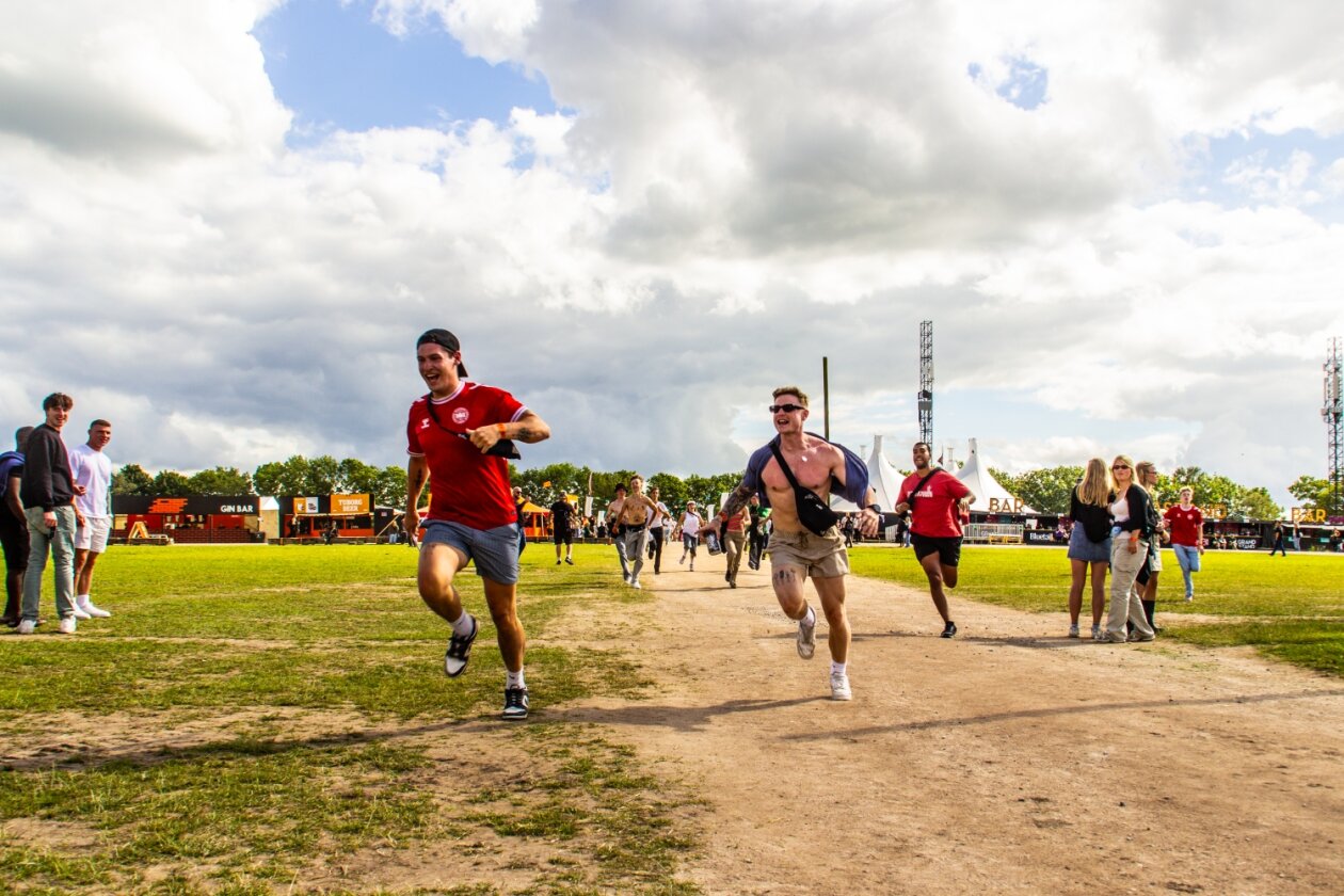 Das Roskilde Festival läuft: Nach den Newcomer:innen-Tagen startet am Mittwoch das Hauptprogramm. – Gerannt wurde dann doch noch.