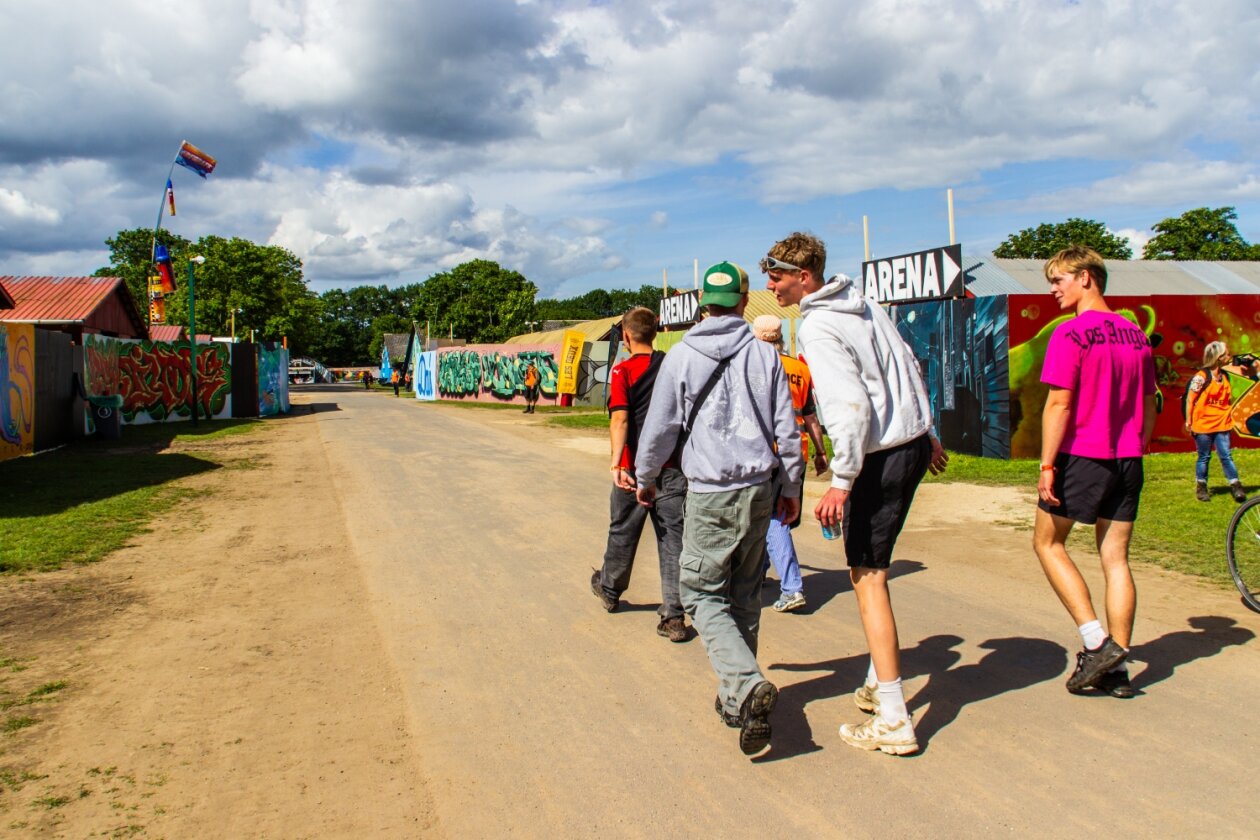 Das Roskilde Festival läuft: Nach den Newcomer:innen-Tagen startet am Mittwoch das Hauptprogramm. – Gleich geschafft.