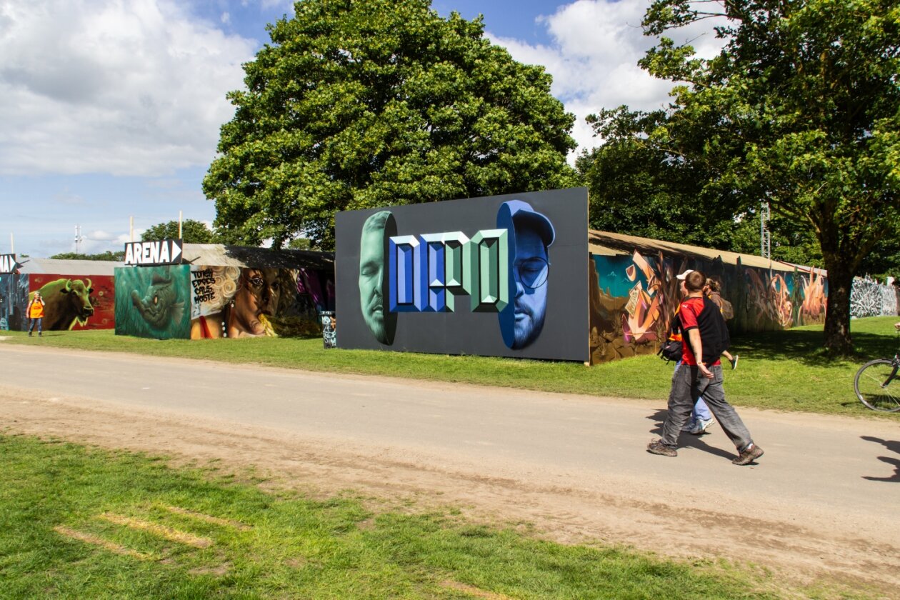 Das Roskilde Festival läuft: Nach den Newcomer:innen-Tagen startet am Mittwoch das Hauptprogramm. – Immer am Graffiti entlang.