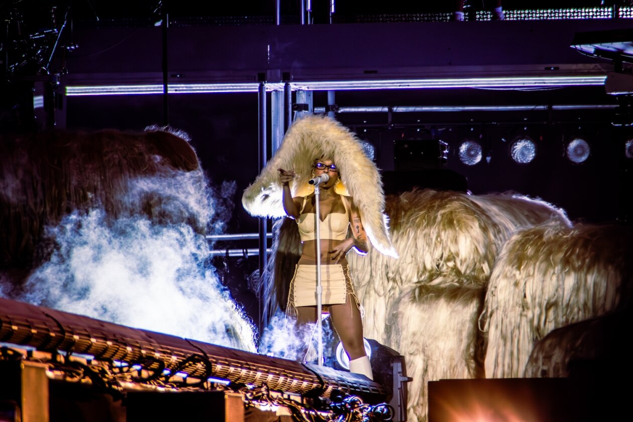 Das Roskilde Festival läuft: Nach den Newcomer:innen-Tagen startet am Mittwoch das Hauptprogramm. – Noch eine außerirdische Präsenz.