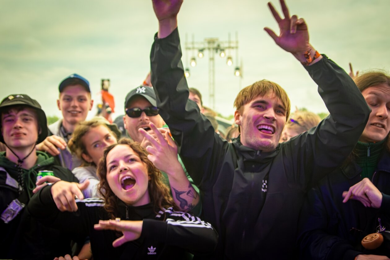 Das Roskilde Festival läuft: Nach den Newcomer:innen-Tagen startet am Mittwoch das Hauptprogramm. – Roskilde-Publikum 2024.