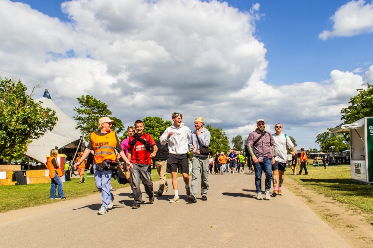 Das Roskilde Festival läuft: Nach den Newcomer:innen-Tagen startet am Mittwoch das Hauptprogramm. – Der "Run" aufs Infield anno 2024.