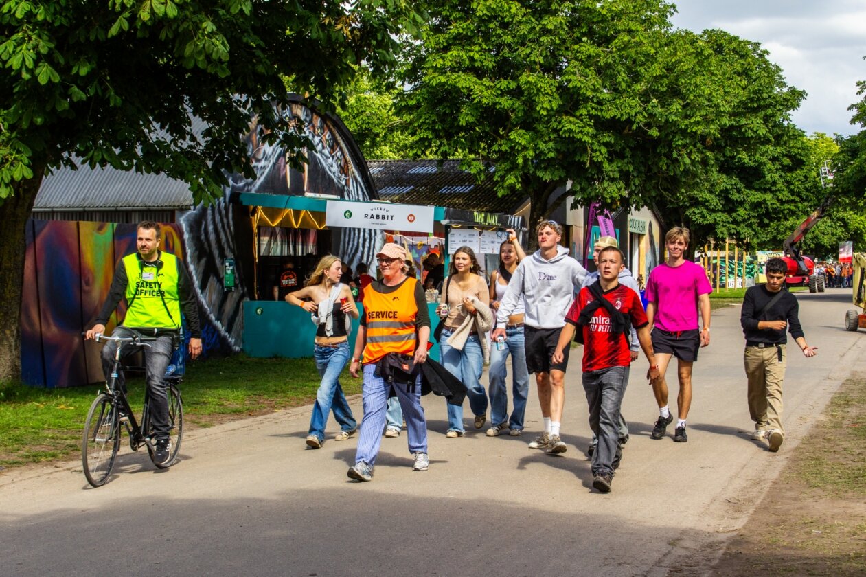 Das Roskilde Festival läuft: Nach den Newcomer:innen-Tagen startet am Mittwoch das Hauptprogramm. – Sehr gesittet.